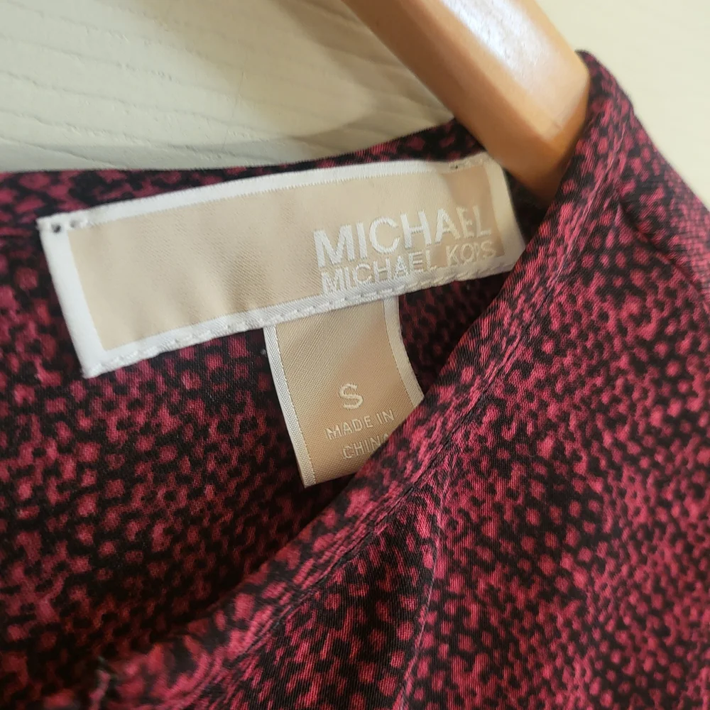 🌿-Michael Kors Small Burgundy Snakeskin Blouse Gold Hardware Keyhole Bodice